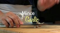 mince garlic thumbnail